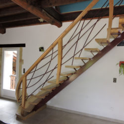 Escalier limon central, garde corps en fer forge, rambarde, balustrade en fer forgé, escalier fer forge chene, ferronnier, ferronnerie Pau, Angais, 64, orthez, Tarbes