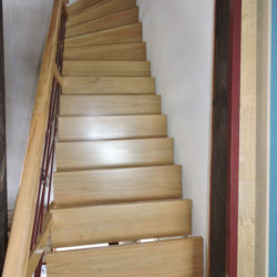 Escalier limon central, garde corps en fer forge, rambarde, balustrade en fer forgé, escalier fer forge chene, ferronnier, ferronnerie Pau, Angais, 64, orthez, Tarbes